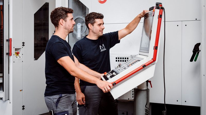 Two machine operators at the C 400 CNC milling centre with HS-Flex pallet system