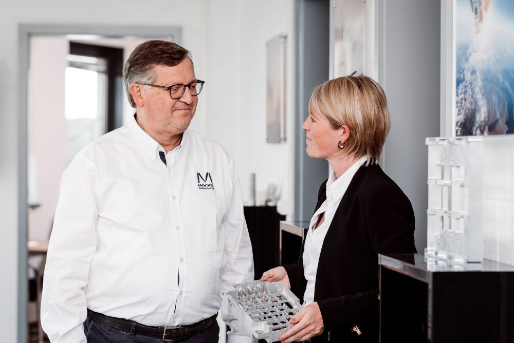 mockel-owner-and-ceo-holding-aluminium-casing-1 Firmeninhaber Robert Mockel und Geschäftsführerin Annabelle Mockel, sie hält ein Aluminiumgehäuse in der Hand.